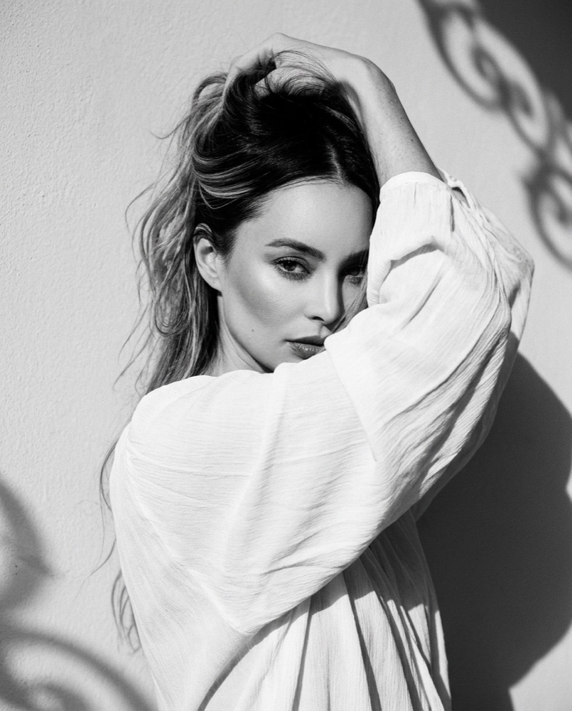 Lili en blanco y negro con camisa blanca